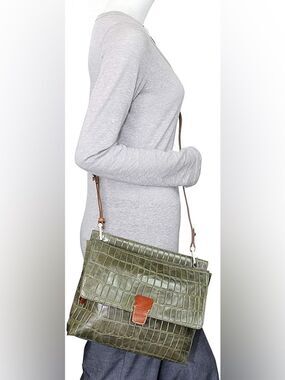 (X1) Nino Bossi crossbody in genuine olive leather with crocodile embossing